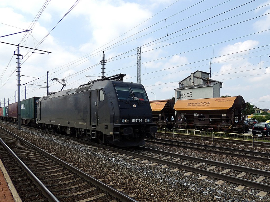 185 570-9 ist mit einem Containerzug bei Marchtrenk Richtung Linz unterwegs; 120704