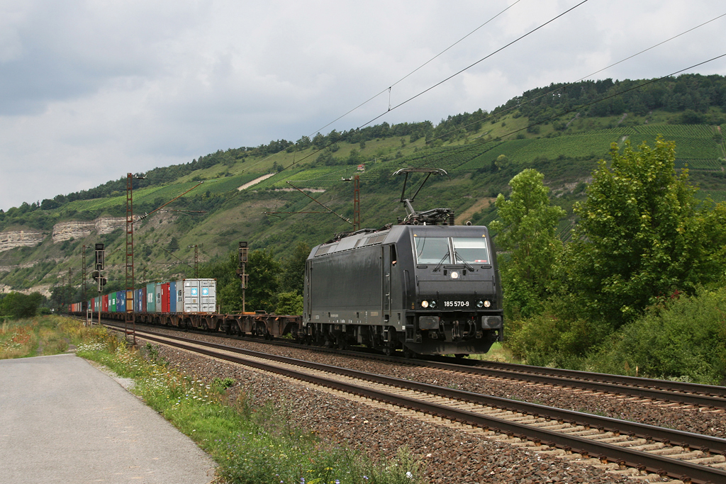 185 570 mit einem Containerzug am 04.08.2010 bei Thngersheim im Maintal.