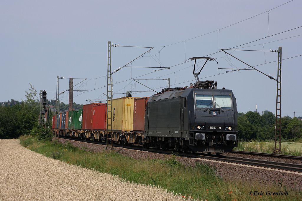 185 570 mit einem Containerzug am 12.07.2011 bei Elze.