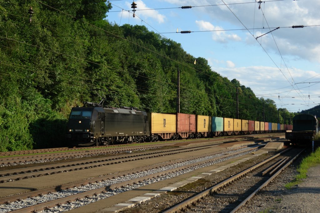 185 570 mit einem TX-Zug am 14.07.2012 bei der Durchfahrt von Wernstein am Inn.