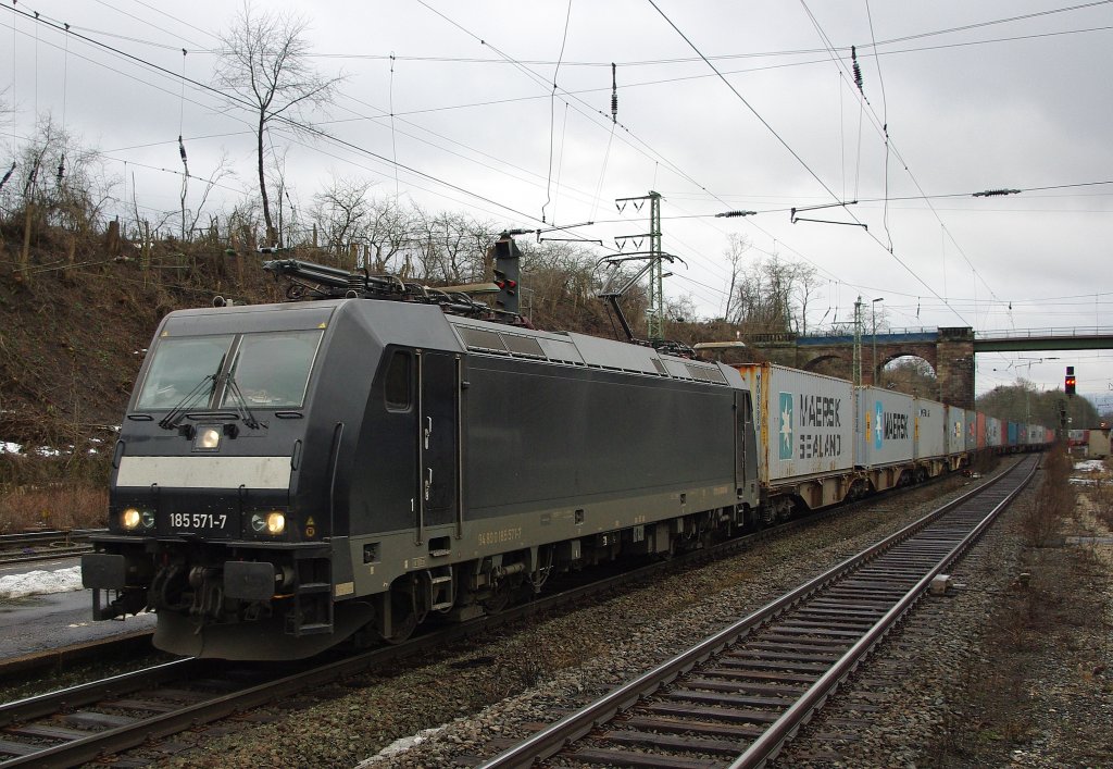 185 571-7 mit Containerzug in Fahrtrichtung Norden. Aufgenommen am 12.01.2011 in Eichenberg.
