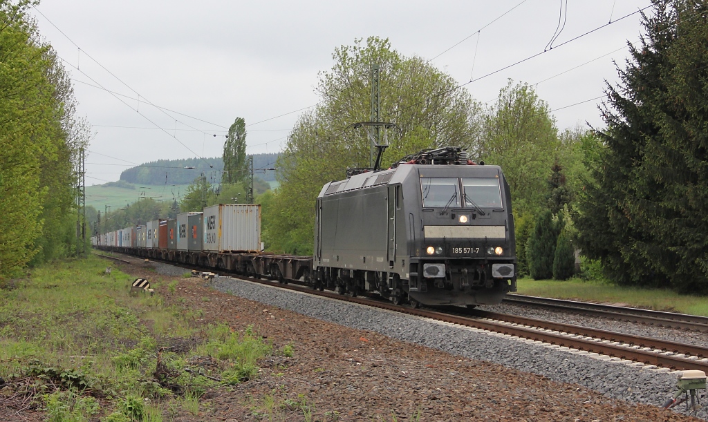 185 571-7 mit Containerzug in Fahrtrichtung Norden. Aufgenommen am 06.05.2012 beim B Lemtannshausne7Oberhone.
