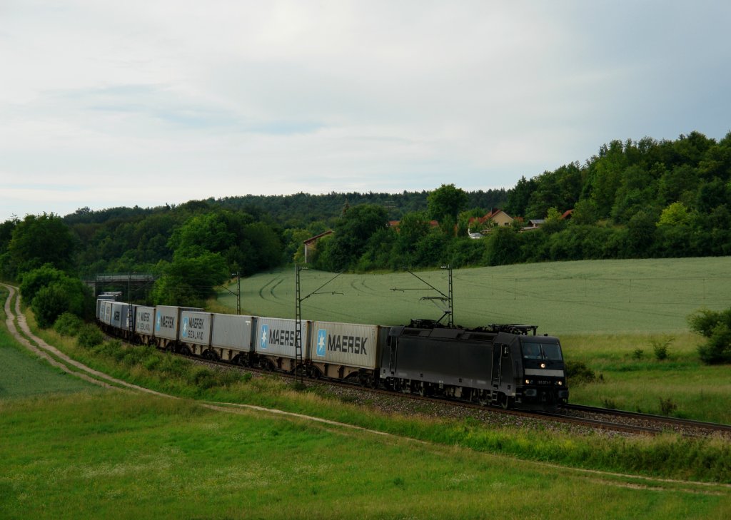185 571 mit einem Containerzug am 21.06.2011 bei Edlhausen.