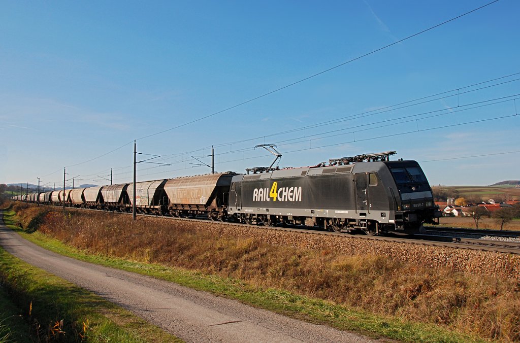 185 571  Rail4Chem  mit Getreidezug Richtung Wien kurz vor Neulengbach. Die Aufnahme entstand am 19.11.2009.