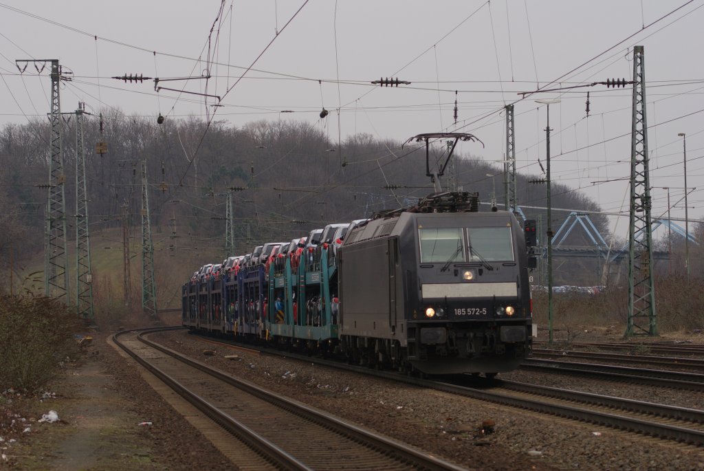 185 572-5 durchfhrt mit einem Autozug den Bahnhof Kln-West am 20.02.2011