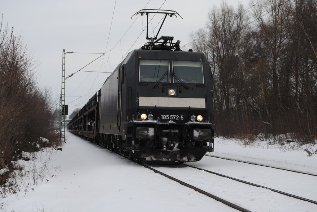 185 572-5 mit GZ Autotransport ( Fiat 500 )am 27.12.10 in �bach - Palenberg