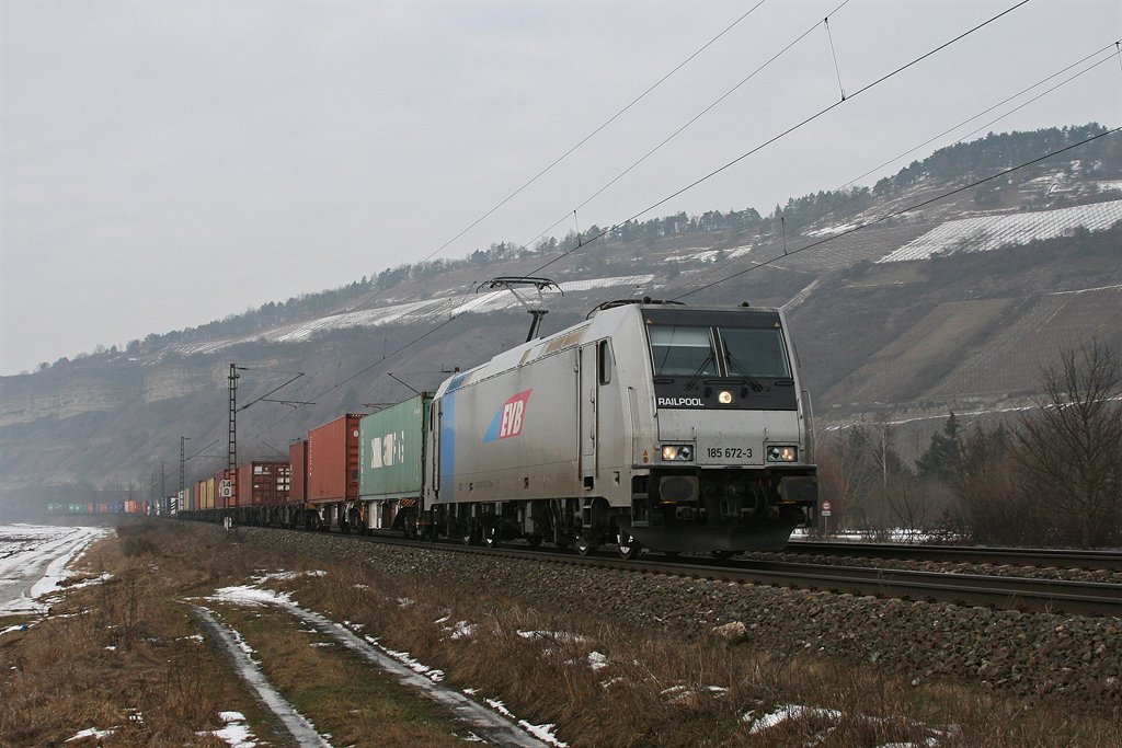 185 572 mit einem Containerzug am 18.02.2010 bei Thngersheim.
