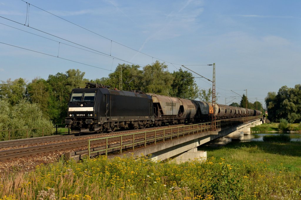 185 572 mit einem Getreidezug am 02.08.2012 bei der berquerung der Isar in Plattling.
