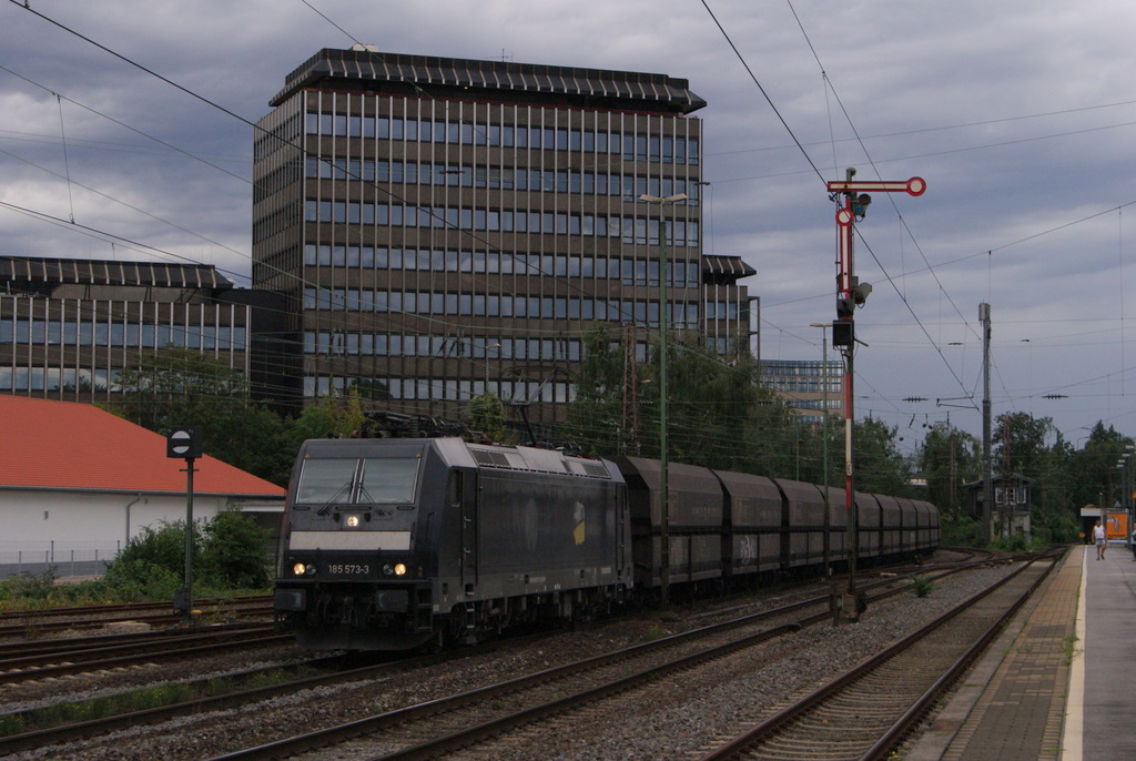 185 573-3 (i.E. f�r NIAG) mit einem Kohlezug in D�sseldorf-Rath am 26.08.2011