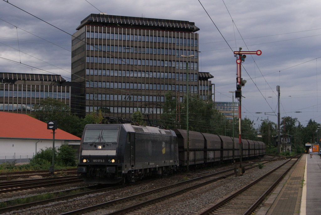 185 573-3 (i.E. fr NIAG) mit einem Kohlezug in Dsseldorf-Rath am 26.08.2011