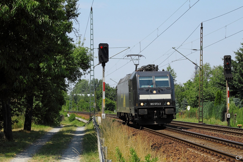 185 573-3 von Railservice Alexander Neubauer duchfhrt Dresden-Stetzsch am 2.7.2010.