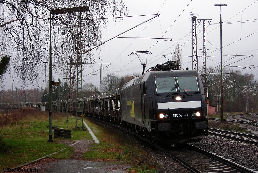 185 573 mit einem Autozug in Lehte am 12.12.09