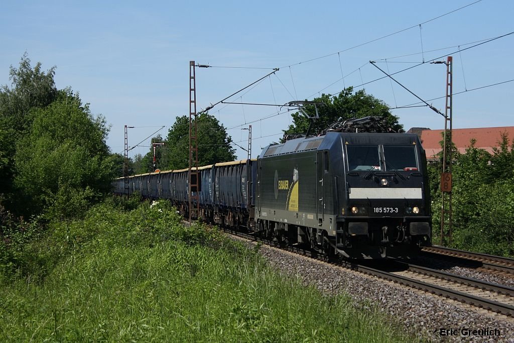 185 573 mit einem Gterzug am 05.06.10 in Limmer.