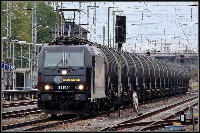 185 574-1 -Neubauer- mit einem Ethanolkesselzug unterwegs nach Rostock.
Hbf Stralsund am 16.10.09 