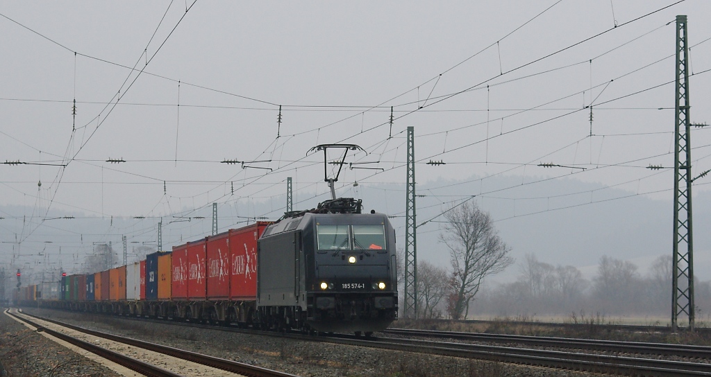 185 574 (ex Neubauer) fhrt im Auftrag fr Boxxpress einen Containerzug in Richtung Sden. Aufgenommen am 19.02.2011 in Mecklar.