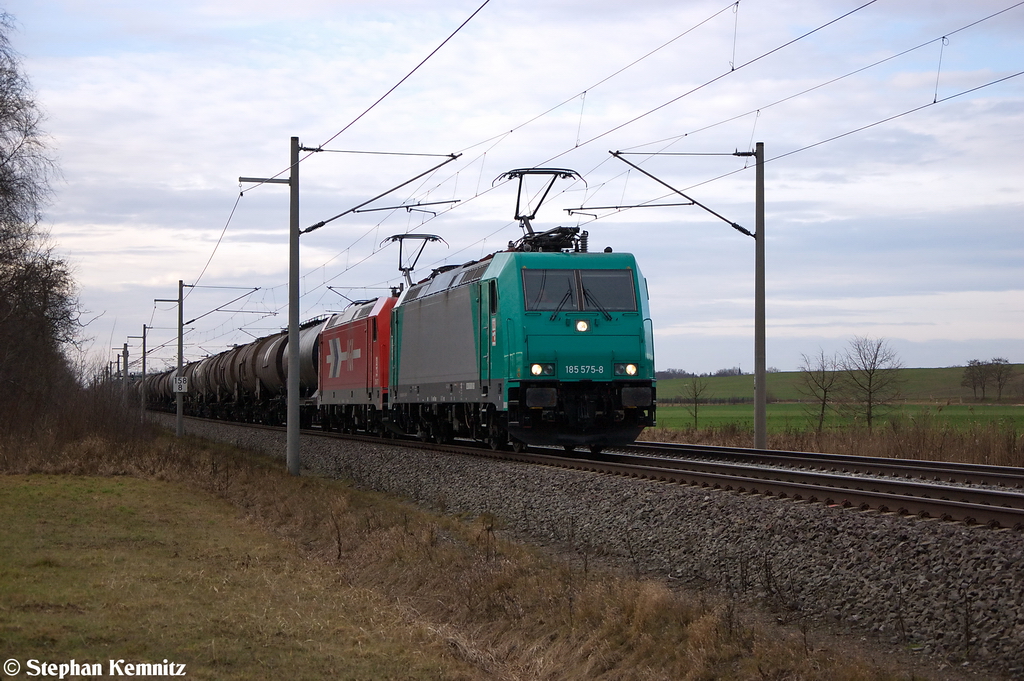 185 575-8 [HGK 2010] & 185 632-7 [HGK 2067] HGK - H�fen und G�terverkehr K�ln AG mit einem Kesselzug  Umweltgef�hrdender Stoff, fl�ssig  bei Nennhausen und fuhren in Richtung Wustermark weiter. 31.12.2012