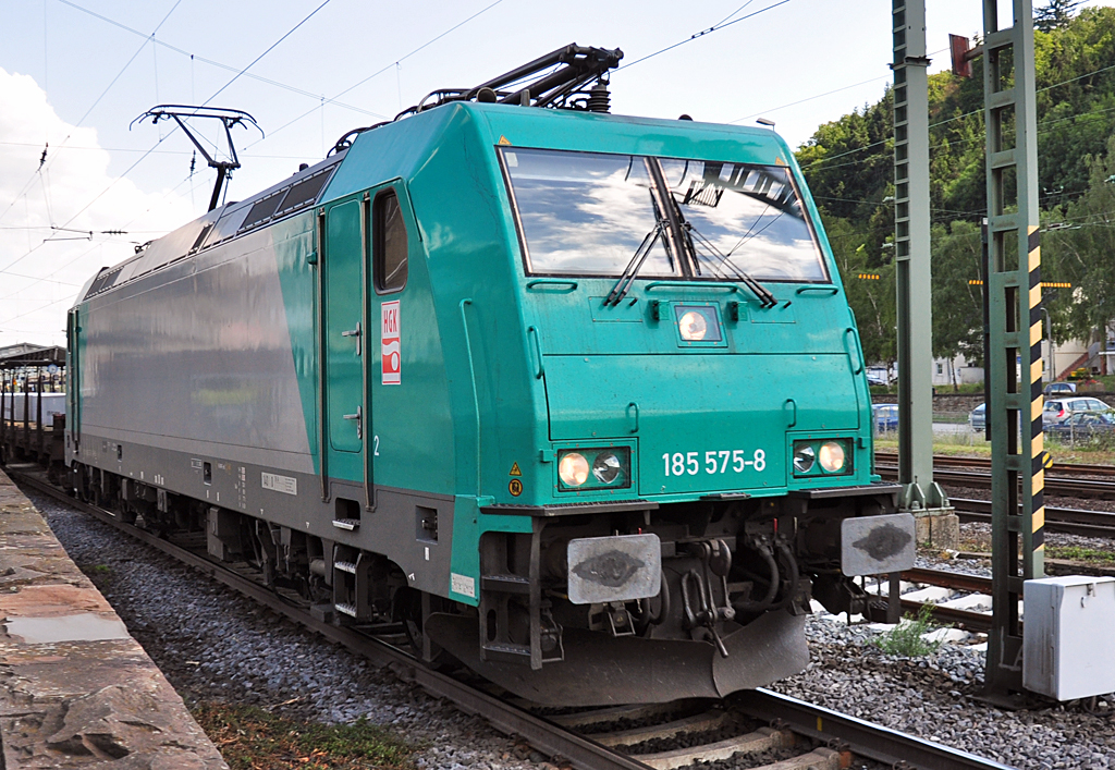 185 575-8 (HGK) bei der Durchfahrt durch Bf Remagen - 06.08.2010