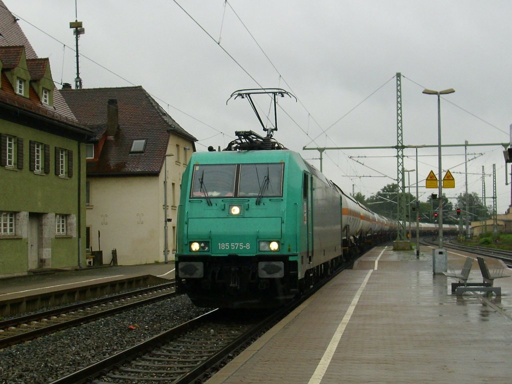 185 575-8 der HGK zieht am 17. August 2010 einen Gaskesselzug durch Kronach.