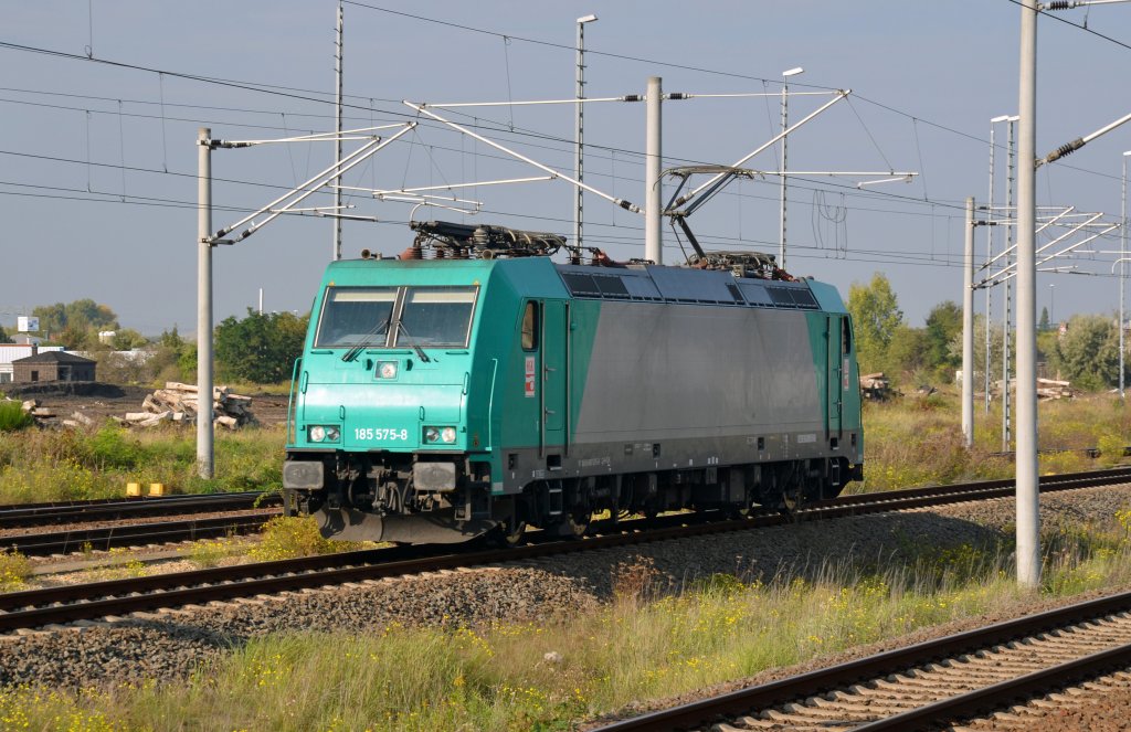 185 575 der HGK erreichte am 03.10.11 Lz Bitterfeld. Spter zog sie einen Kesselwagenzug Richtung Halle/Leipzig.