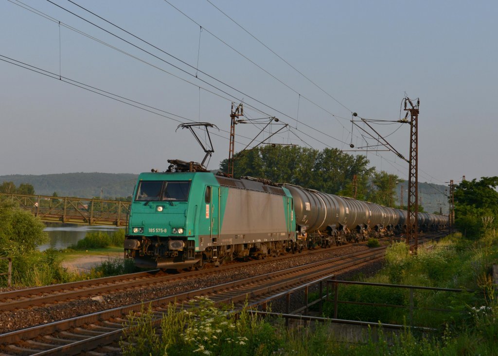 185 575 mit einem Kesselzug am 06.07.2013 bei Retzbach-Zellingen.