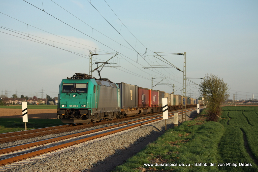 185 576-6 (Crossrail) fhrt am 9. April 2011 um 19:28 Uhr mit einem Gterzug durch Neuss Allerheiligen