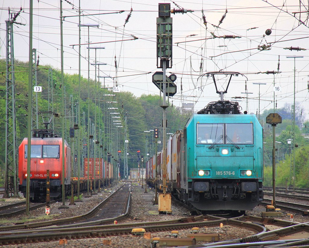 185 576-6 von Crossrail f�hrt mit einem Containerzug von Aachen-West und f�hrt in Richtung K�ln und weiter nach Italien am 3.5.2012.