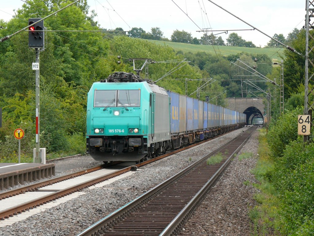 185 576-6 in Diensten von Crossrail mit einem Bulkhaul-Ganzzug auf dem Weg nach Aachen-West. Hier aufgenommen bei der Durchfahrt der Haltestelle Eilendorf am 10/08/2010.