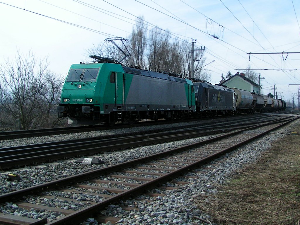 185 576-6 zieht eine Schwester sowie einen  Graintrain  bei Bruck/Leitha Richtung Ungarn;100223