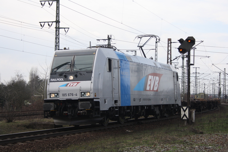 185 576 mit einem leeren Containerzug in Lehrte am 30.03.2010 