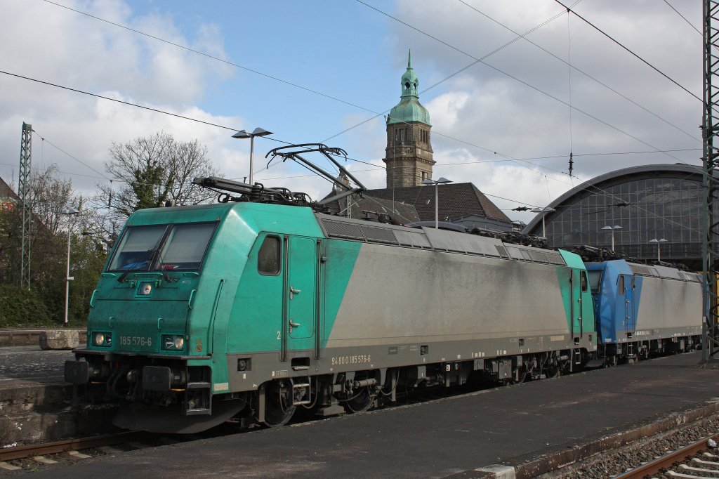 185 576 wartet am 1.4.12 mit der angeb�gelten 185 525 (beide i.E. f�r Crossrail) und einem Containerzug in Krefeld Hbf auf Weiterfahrt.