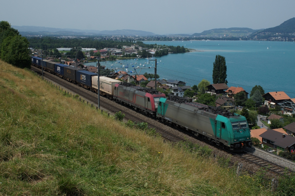 185 577-4 und 185 594-9 ziehen am 30.6.12 einen Containerzug von Thun Richtung Spiez, hier oberhalb von Einigen.