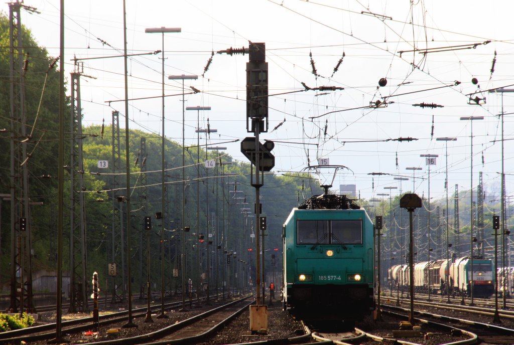 185 577-4 von Crossrail f�hrt mit einem langen Containerzug aus Genk-Zuid-Haven(B) nach Gallarate(I) bei der Abfahrt aus Aachen-West und f�hrt in Richtung Aachen-Hbf,K�ln bei sch�ner  Abendsonne am 8.5.2013.