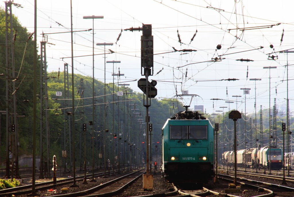 185 577-4 von Crossrail fhrt mit einem langen Containerzug aus Genk-Zuid-Haven(B) nach Gallarate(I) bei der Abfahrt aus Aachen-West und fhrt in Richtung Aachen-Hbf,Kln bei schner  Abendsonne am 8.5.2013.