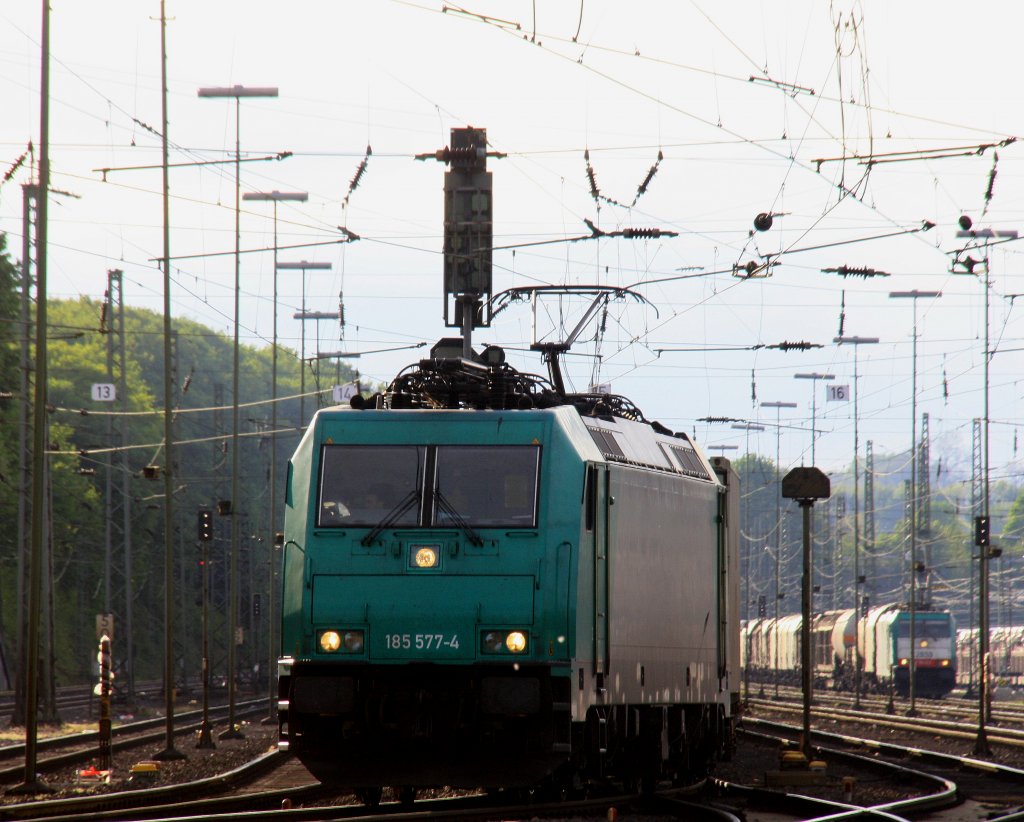 185 577-4 von Crossrail fhrt mit einem langen Containerzug aus Genk-Zuid-Haven(B) nach Gallarate(I) bei der Abfahrt aus Aachen-West und fhrt in Richtung Aachen-Hbf,Kln in der Abendsonne am 8.5.2013.