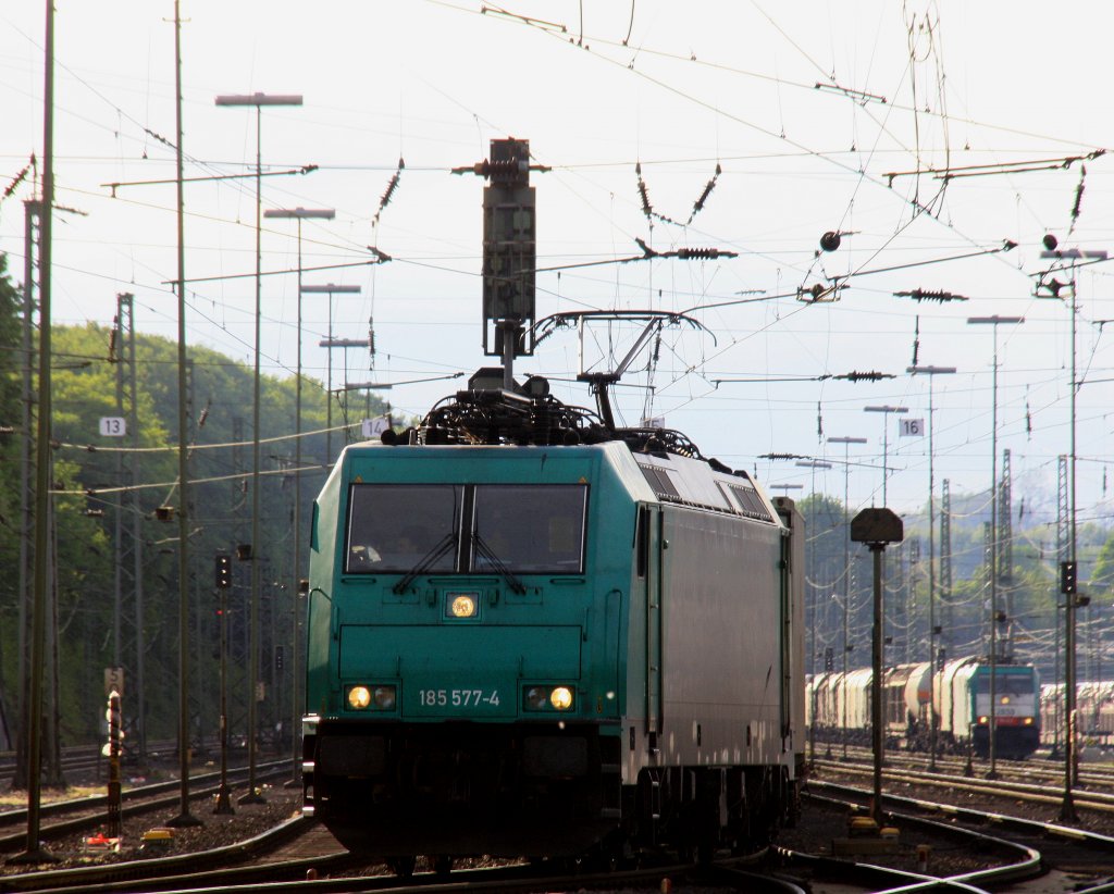 185 577-4 von Crossrail fhrt mit einem langen Containerzug aus Genk-Zuid-Haven(B) nach Gallarate(I) bei der Abfahrt aus Aachen-West und fhrt in Richtung Aachen-Hbf,Kln in der Abendsonne am 8.5.2013.