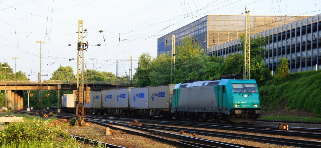 185 577-4 von Crossrail kommt aus Richtung Kln,Aachen-Hbf mit einem langen Ewals-Cargo-Care-Containerzug aus aus Novara(I) nach Genk-Zuid-Haven(B) und fhrt in Aachen-West ein bei schner Abendsonne am 31.5.2013.