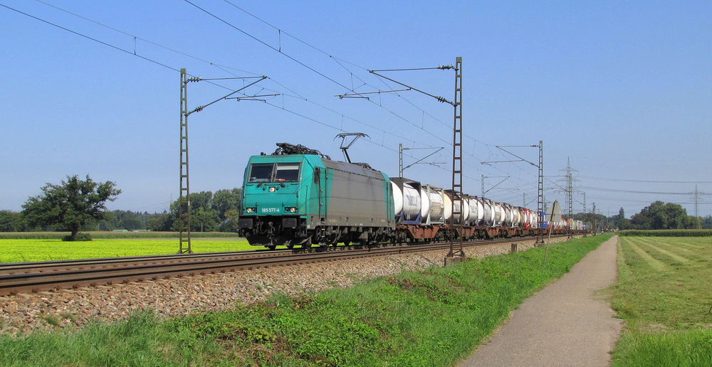 185 577-4 verkehrte am 20.08.2011 mit einem G�terzug durch Ettlingen West. Er kam aus Richtung Karlsruhe.