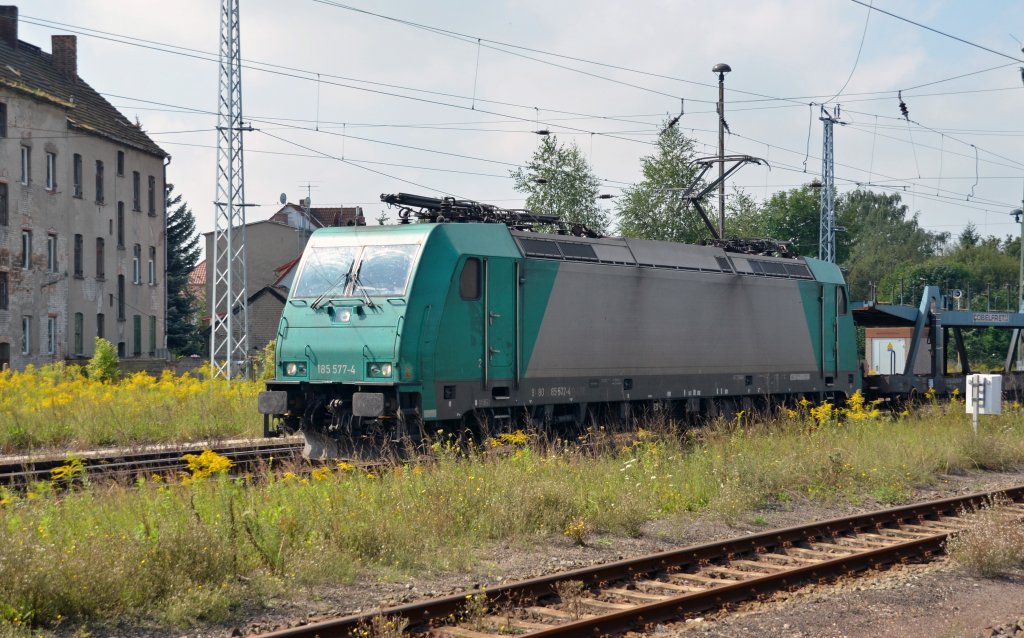 185 577 zog am 25.08.11 einen leeren Autotransportzug aus dem Rbf Stendal in Richtung Magdeburg. Fotografiert vom Bahnsteig aus.
