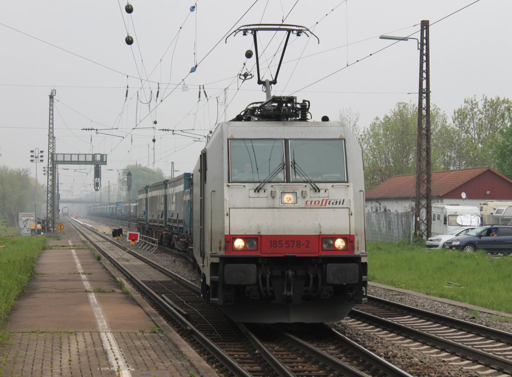 185 578-2 von Crossrail mit dem T.T.S. KLV-Zug am 02.05.2013 beim passieren der Baustelle in Kenzingen.