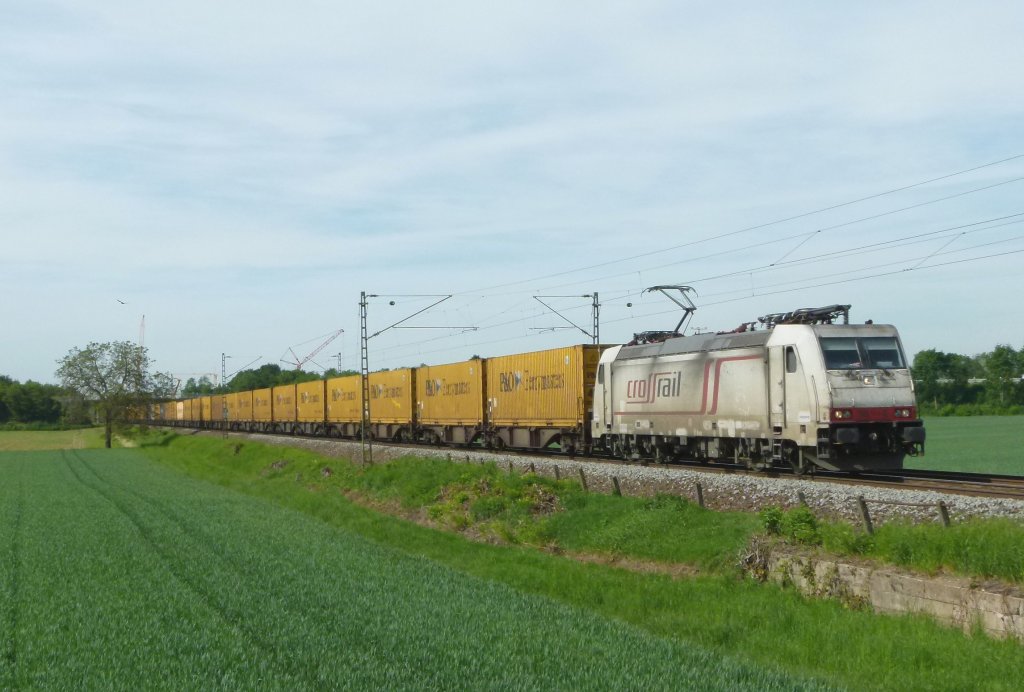 185 578-2 von Crossrail ist mit einer gelben Wand am 11.05.2012 bei L�tzelsachsen