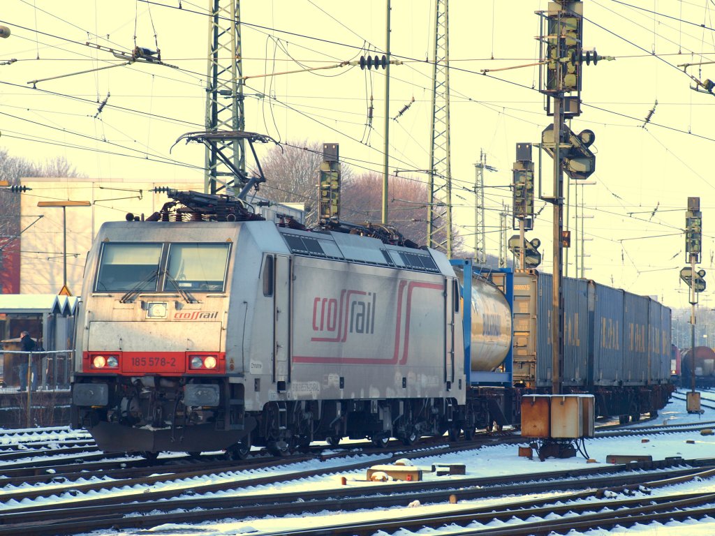 185 578-2 von Crossrail zieht am 06.01.2010 einen Containerzug aus Aachen West richtung Kln.