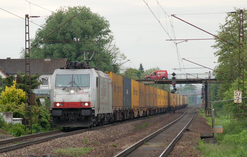 185 578-2 von Crossrail zieht ihren Containerzug durch Laudenbach(Bergstrae) Richtung Darmstadt. 21.04.2010