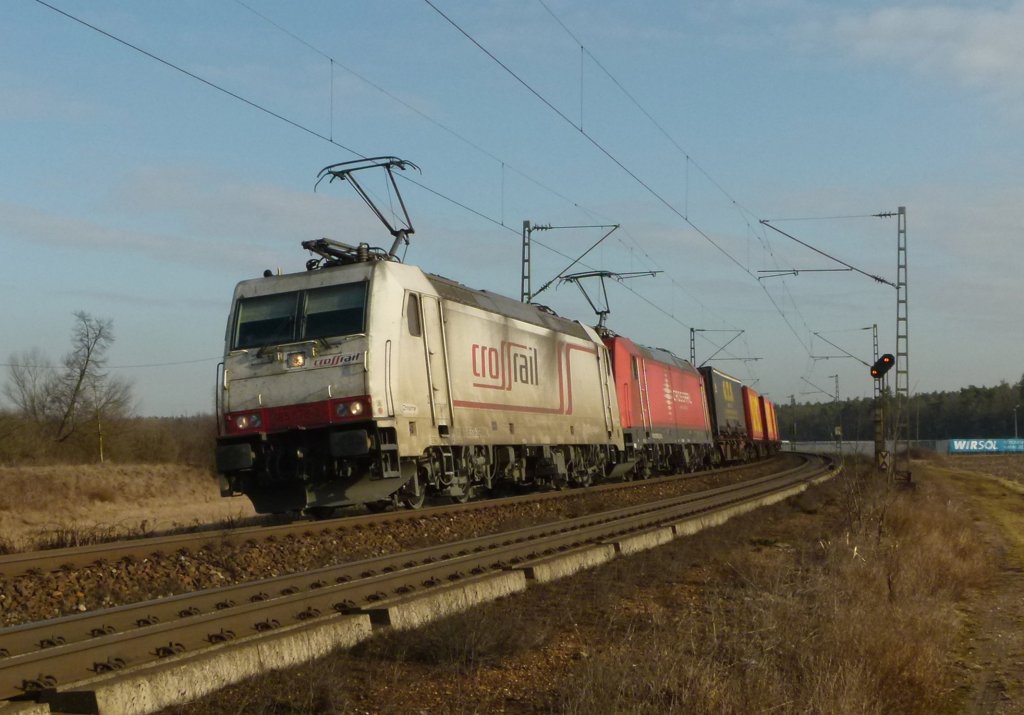 185 578-2 ind 185 595-6 sind mit einem Containerzug am 20.02.2012 bei Waghusel