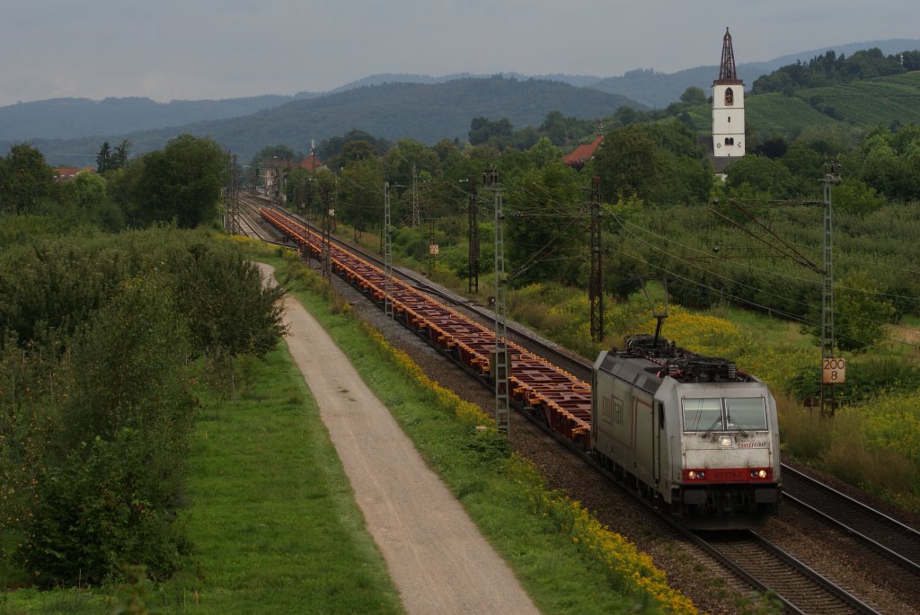 185 578-2 mit einem leeren Containerzug in Denzlingen am 11.08.2010