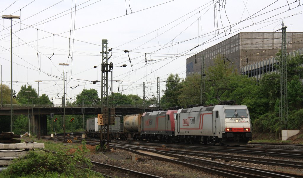 185 579-0  Adriana  und 185 600-4 beide von Crossrail kommen aus Richtung Kln,Aachen-Hbf mit einem langen Containerzug aus Novara(I) nach Genk-Zuid-Haven(B) und fahren in Aachen-West ein am Abend des 14.5.2013.