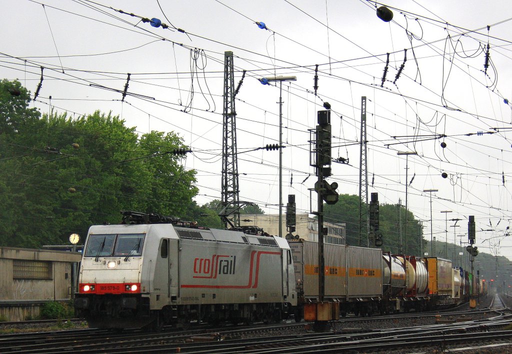 185 579-0  Adriana  von Crossrail fhrt mit einem langen Containerzug aus Genk-Zuid-Haven(B) nach Gallarate(I) bei der Abfahrt aus Aachen-West und fhrt in Richtung Aachen-Hbf,Kln bei Regenwetter am Abend vom 13.6.2013.