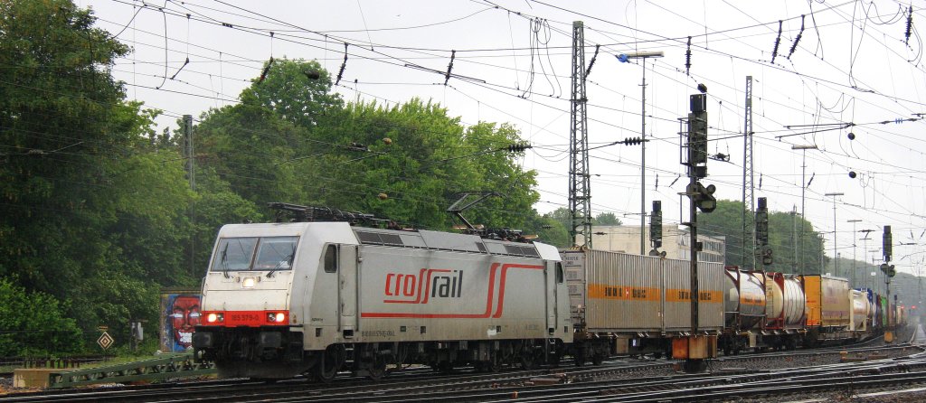 185 579-0  Adriana  von Crossrail fhrt mit einem langen Containerzug aus Genk-Zuid-Haven(B) nach Gallarate(I) bei der Ausfahrt aus Aachen-West und fhrt in Richtung Aachen-Hbf,Kln bei Regenwetter am Abend vom 13.6.2013.