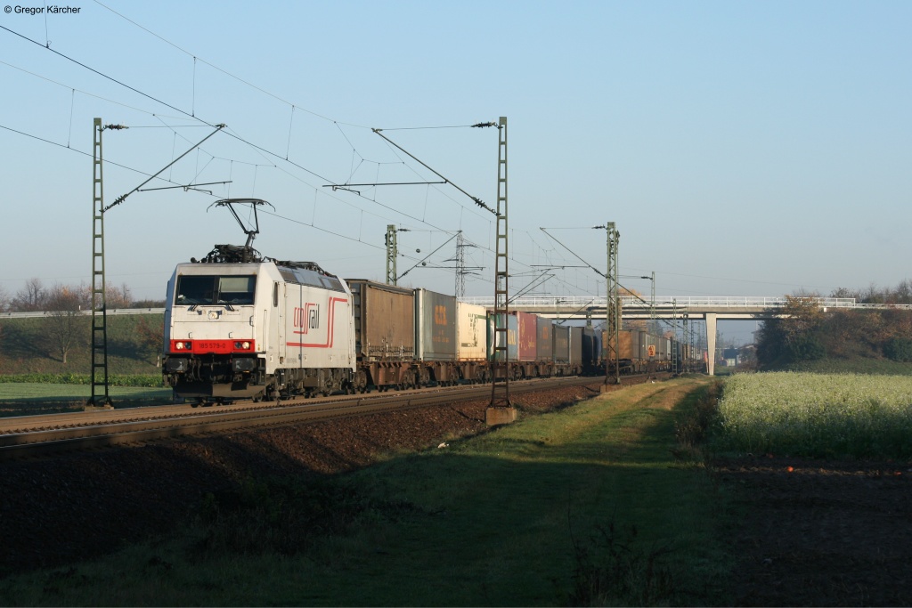 185 579  Adriana  mit einem Containerzug Richtung Sden. Aufgenommen am 09.11.2012 bei Graben-Neudorf.