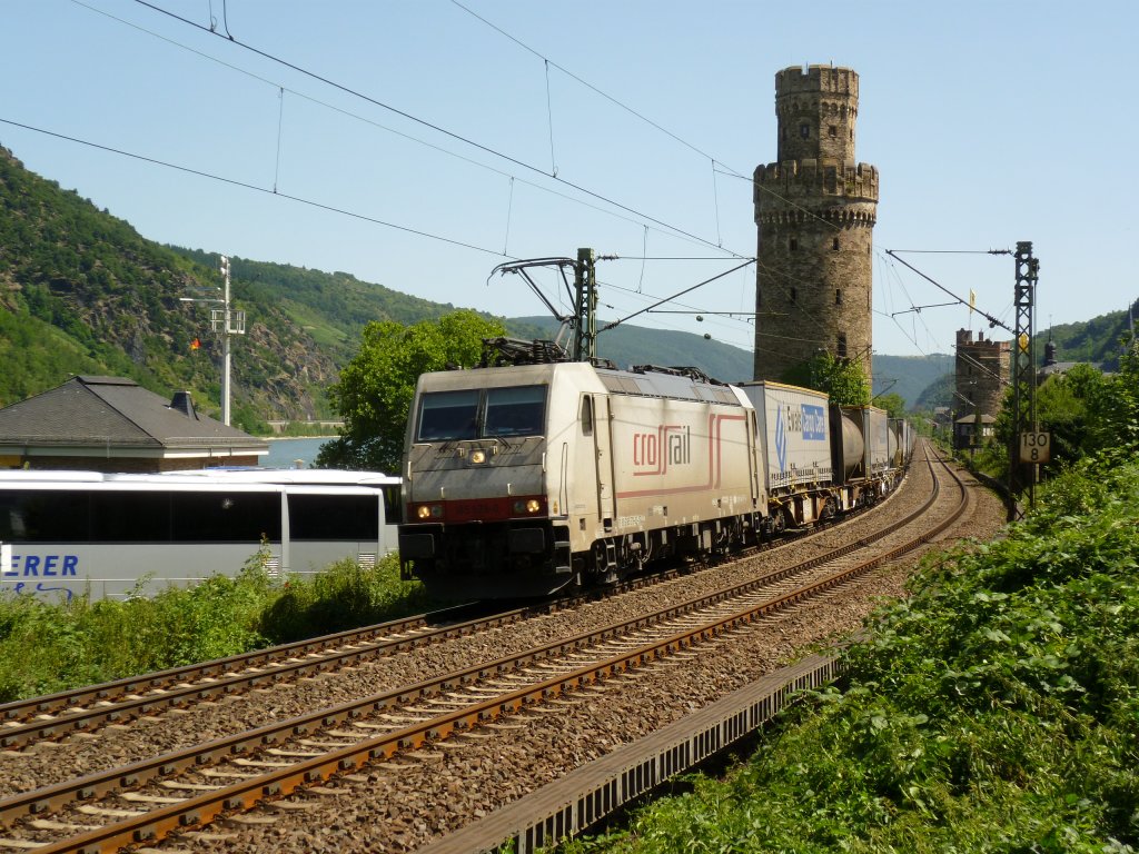 185-579 durchfhrt am 16.7.10 mit einem Containerwagenzug Oberwesel.