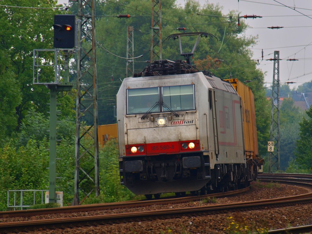 185 580-8 von Crossrail legt sich am 03.09.2010 mit einem Containerzug von K�ln kommend in die lange Rechtskurve hinter Aachen Rothe Erde vor dem Burtscheider Viadukt.